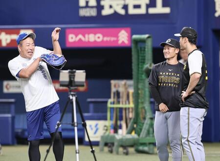 井上監督（左）と話をする（右から）佐藤と坂本（撮影・田中太一）