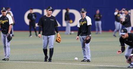 ノックを受ける木浪（右）を見る中野（右から２人目）＝撮影・北村雅宏