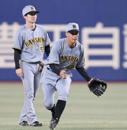 シートノックを受ける植田（手前）と中野（撮影・田中太一）