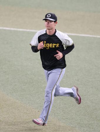 ウオーミングアップをする中野（撮影・立川洋一郎）