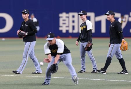 植田（手前）らとノックを受ける中野（右から２人目）＝撮影・北村雅宏