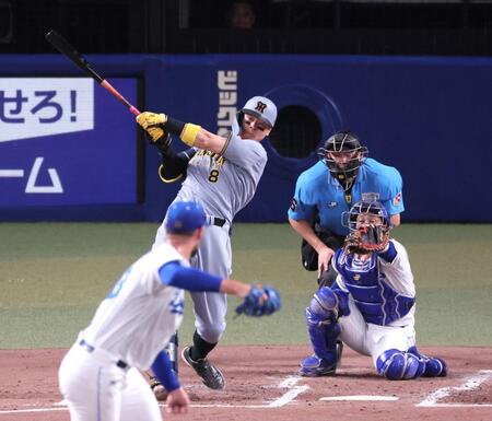 阪神　佐藤輝明が衝撃の３５号先制２ラン　見逃せばボール球？内角高めを振り抜き右翼席にズドン　右翼手が打球追わず