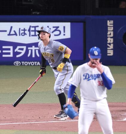 ３回、先制２ランを放つ佐藤輝（撮影・立川洋一郎）