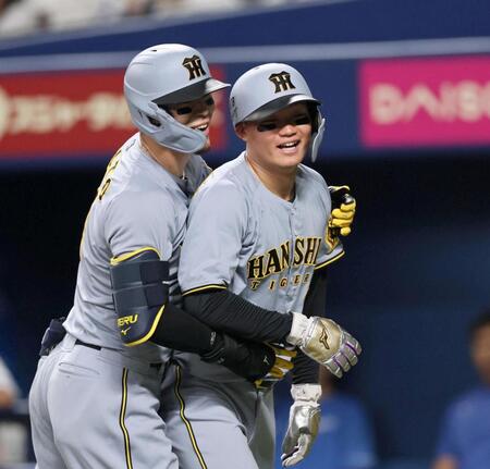 ３回、２ランを放った佐藤輝（左）は森下と喜び合う（撮影・田中太一）