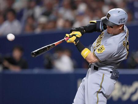 ３回、２ランを放つ佐藤輝（撮影・田中太一）