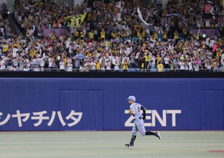 ３回、先制２ランを放ち、ダイヤモンドを回る佐藤輝（撮影・北村雅宏）