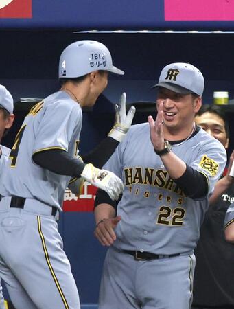 ３回、２ランを放った熊谷（左）を迎える藤川監督（撮影・北村雅宏）