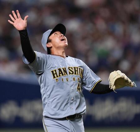 ２回、チェイビスの打球を追う村上（撮影・田中太一）