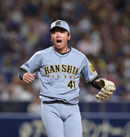 １回、ピンチを無失点で切り抜け、雄たけびを上げる村上（撮影・北村雅宏）