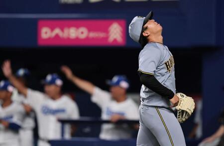 ７回、中日・大島に２点適時打を許し、悔しがる村上（撮影・田中太一）