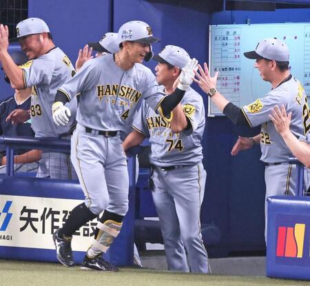 ３回、２ランを放って生還し、藤川監督（右端）とタッチを交わす熊谷（撮影・立川洋一郎）