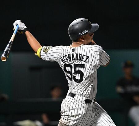 ６回無死、左前打を放つ阪神　ラモン・ヘルナンデス＝日鉄鋼板ＳＧＬスタジアム尼崎（撮影・西田忠信）