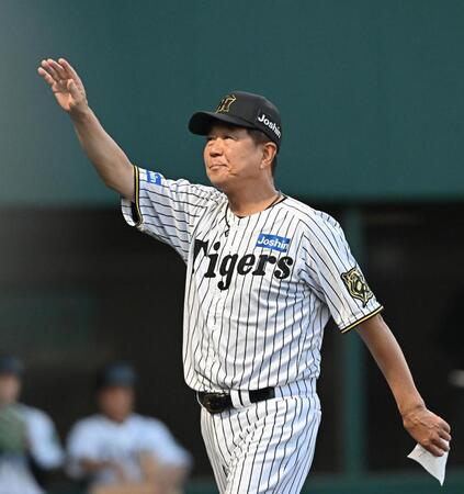 メンバー表の交換を終え、スタンドに手を振る平田２軍監督（撮影・西田忠信）