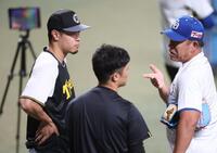 井上監督（右）と談笑する佐藤輝（左）と坂本（中央）＝撮影・北村雅宏