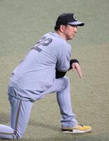 練習を見守る藤川監督（撮影・立川洋一郎）