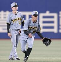 シートノックを受ける植田（手前）と中野（撮影・田中太一）