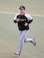 ウオーミングアップをする中野（撮影・立川洋一郎）