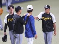 試合前、板山（右から２人目）と談笑する植田海（右）＝撮影・北村雅宏