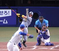 ３回、先制２ランを放つ佐藤輝（撮影・立川洋一郎）