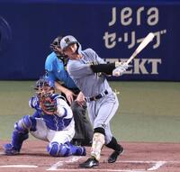 ３回、左翼スタンドへ２ランを放つ熊谷（撮影・立川洋一郎）