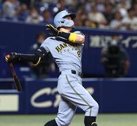 ３回、先制２ランを放つ佐藤輝（撮影・北村雅宏）