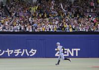 ３回、先制２ランを放ち、ダイヤモンドを回る佐藤輝（撮影・北村雅宏）