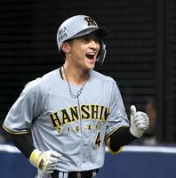 ３回、２ランを放った熊谷は喜びながらベンチへ走る（撮影・田中太一）