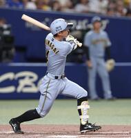 ３回、２ランを放つ熊谷（撮影・北村雅宏）