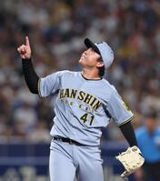 ２回、チェイビスのフライを指さす村上（撮影・北村雅宏）