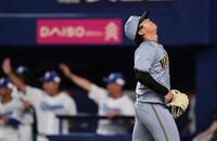 ７回、中日・大島に２点適時打を許し、悔しがる村上（撮影・田中太一）