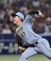 ７回途中から登板する及川（撮影・北村雅宏）