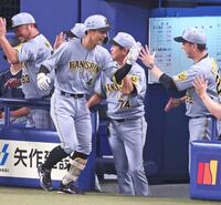 ３回、２ランを放って生還し、藤川監督（右端）とタッチを交わす熊谷（撮影・立川洋一郎）