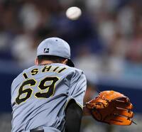 　９回、中日・石伊雄太の打球をよける石井（撮影・田中太一）