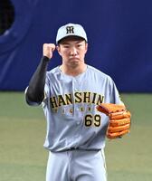 ９回裏中日２死一塁、代打・中日・板山祐太郎を遊飛に打ち取って勝利が決まり、拳を握る阪神・石井大智＝バンテリンドームナゴヤ（撮影・立川洋一郎）