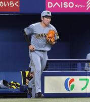 ９回、ベンチを飛び出しマウンドへ向かう石井（撮影・北村雅宏）