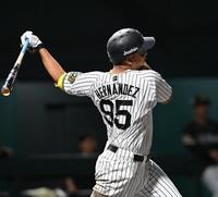 ６回無死、左前打を放つ阪神　ラモン・ヘルナンデス＝日鉄鋼板ＳＧＬスタジアム尼崎（撮影・西田忠信）