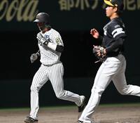 ５回、岩崎（右）の暴投で先制の生還を果たす山田（撮影・西田忠信）