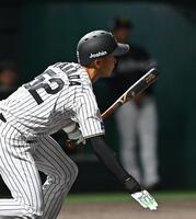 ５回、安打を放つ山田（撮影・西田忠信）