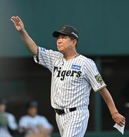 メンバー表の交換を終え、スタンドに手を振る平田２軍監督（撮影・西田忠信）