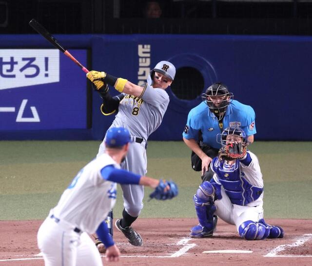 阪神 佐藤輝明が衝撃の35号先制2ラン 見逃せばボール球？内角