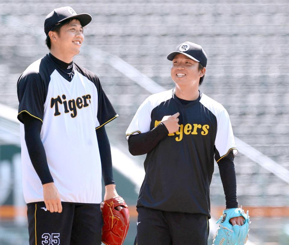 　練習中、笑顔を見せる村上（右）＝撮影・山口登