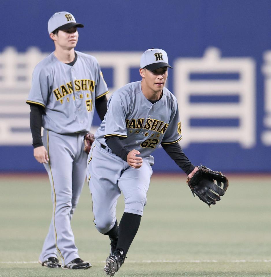 シートノックを受ける植田（手前）と中野（撮影・田中太一）