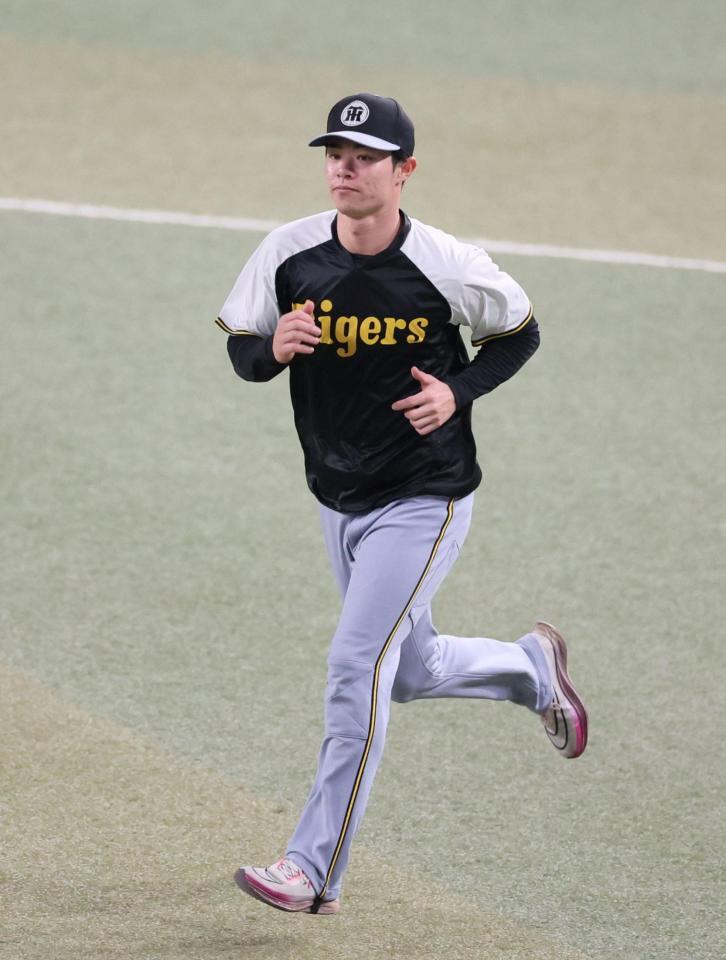 ウオーミングアップをする中野（撮影・立川洋一郎）