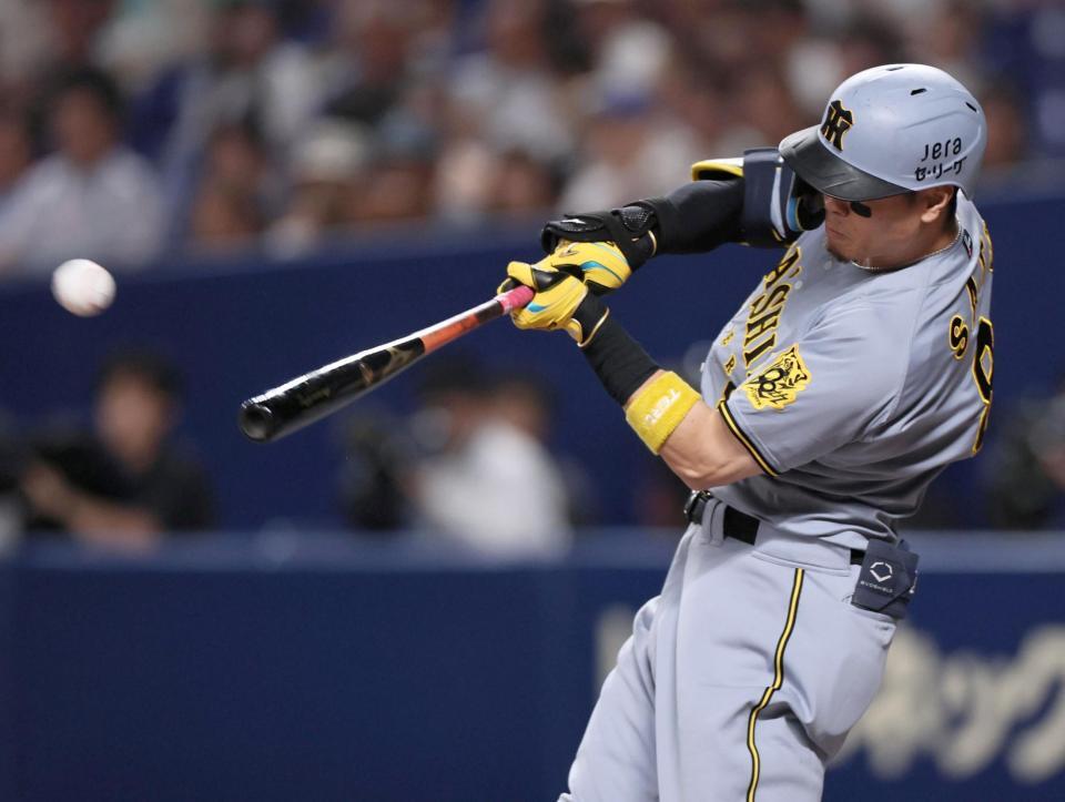 ３回、２ランを放つ佐藤輝（撮影・田中太一）