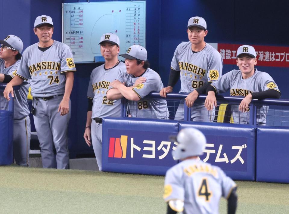 　３回、２ランを放った熊谷（４）に優しくほほ笑む藤川監督（中央左）＝撮影・立川洋一郎