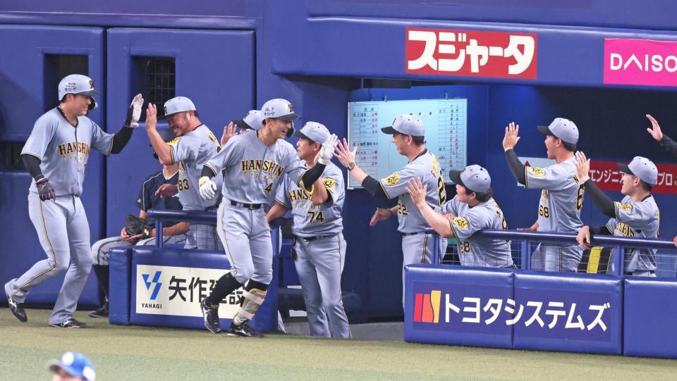 ３回、２ランを放って生還し藤川監督（中央）とタッチを交わす熊谷（撮影・立川洋一郎）