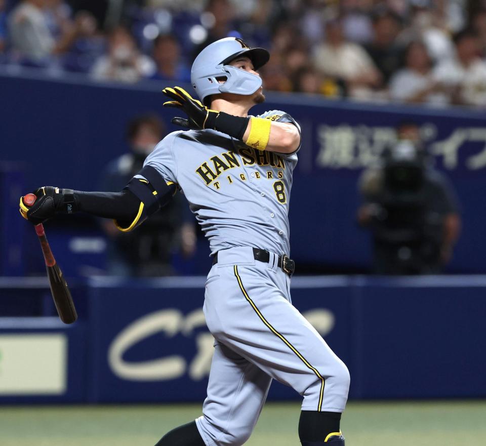 ３回、先制２ランを放つ佐藤輝（撮影・北村雅宏）