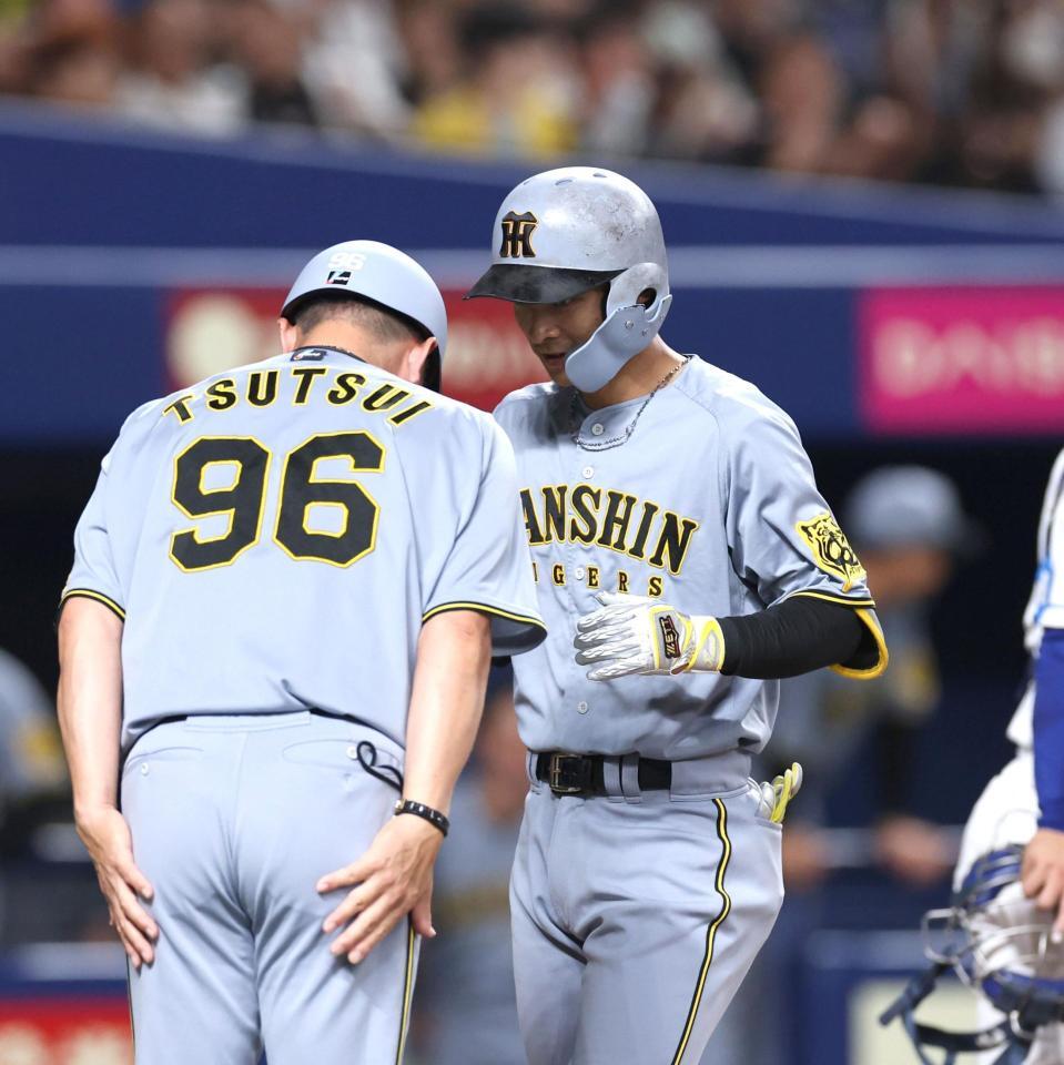 ３回、２ランを放ち筒井コーチ（左）とヘルメットを合わせる熊谷＝撮影・北村雅宏