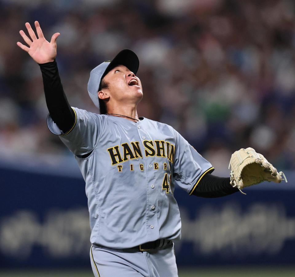 ２回、チェイビスの打球を追う村上（撮影・田中太一）