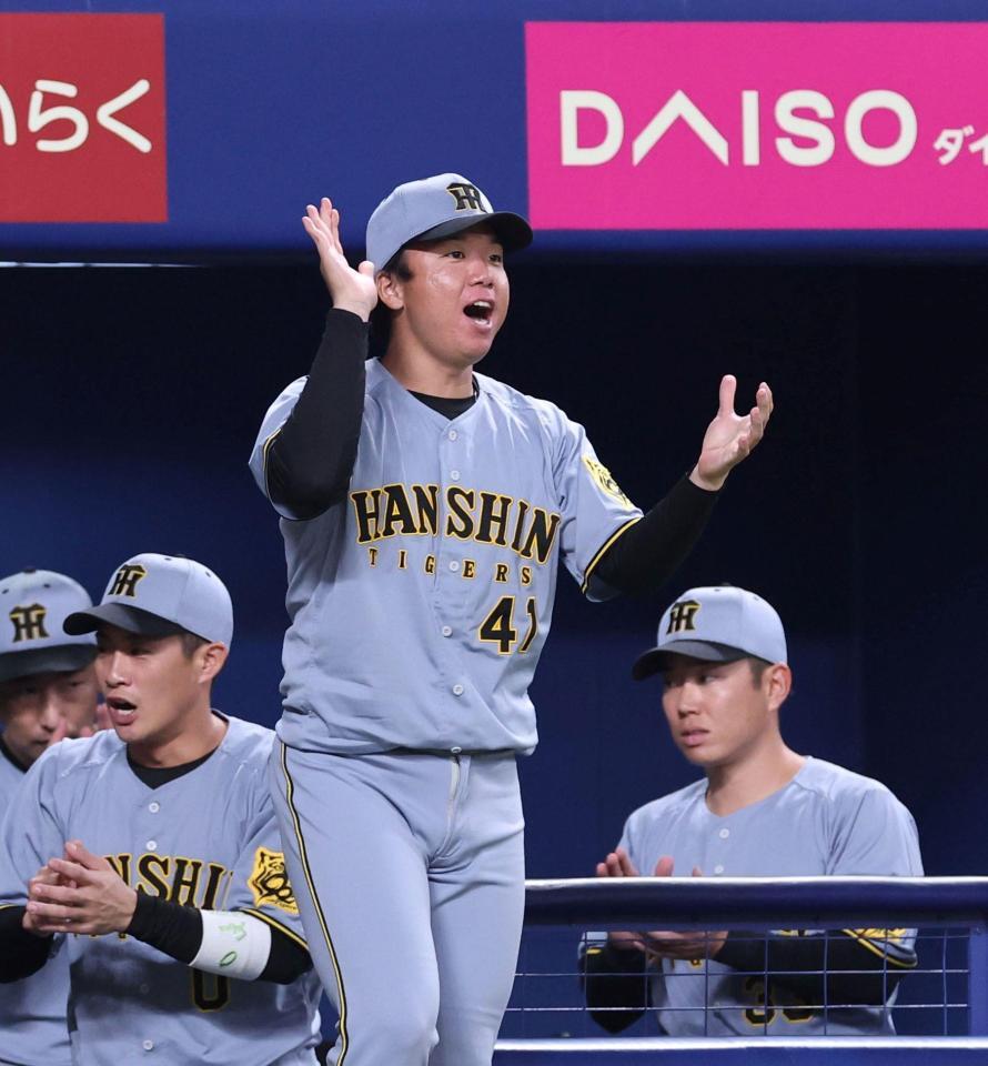 勝利を挙げ、拍手する村上（撮影・北村雅宏）